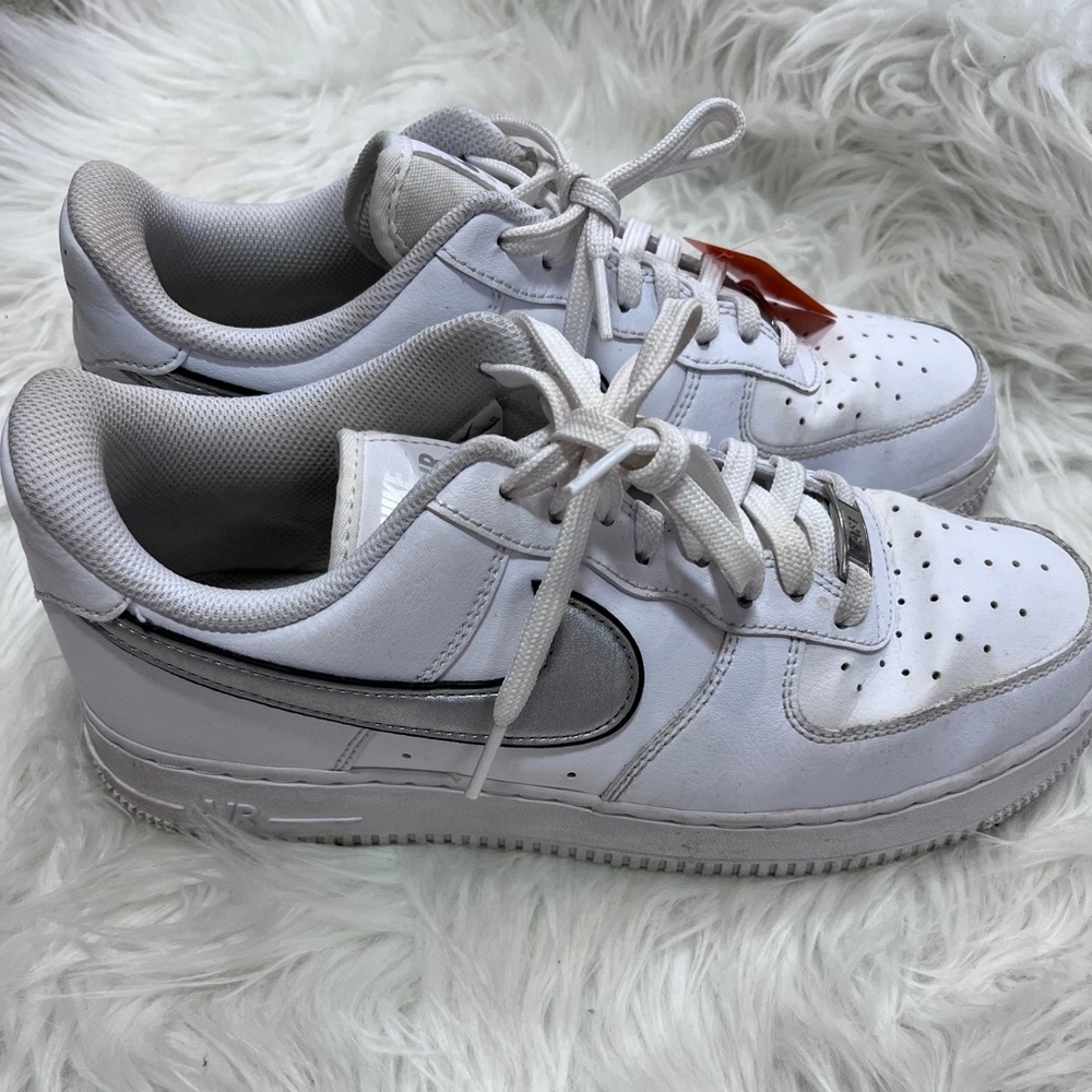 Women’s 9.5 Nike Air Force Shoes
